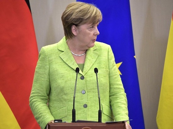 СМИ сообщили о нападении на Меркель у здания Бундестага 