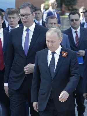 Президент Сербии сравнил признание Крыма российским с выстрелом в ногу