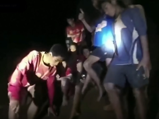 Застрявших в пещере Таиланда 12 детей научат выбираться сквозь сифон