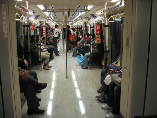Крыса устроила переполох в метро: пассажирам почудился маньяк с ножом