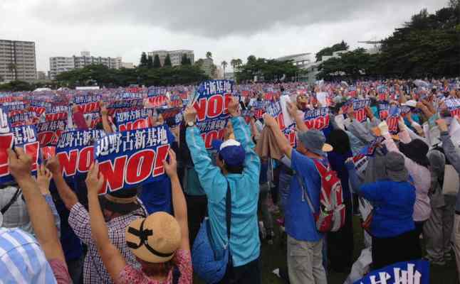 На Окинаве 70 тыс. человек вышли на протест против американской базы