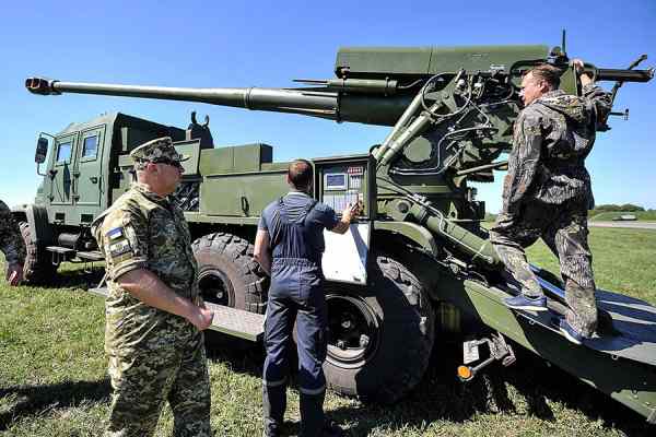 Турчинов рассказал о появлении в армии Украины новой гаубицы «Богдана»